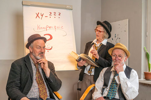 Team Telgte des Kneipenquiz auf einer Gartenbank